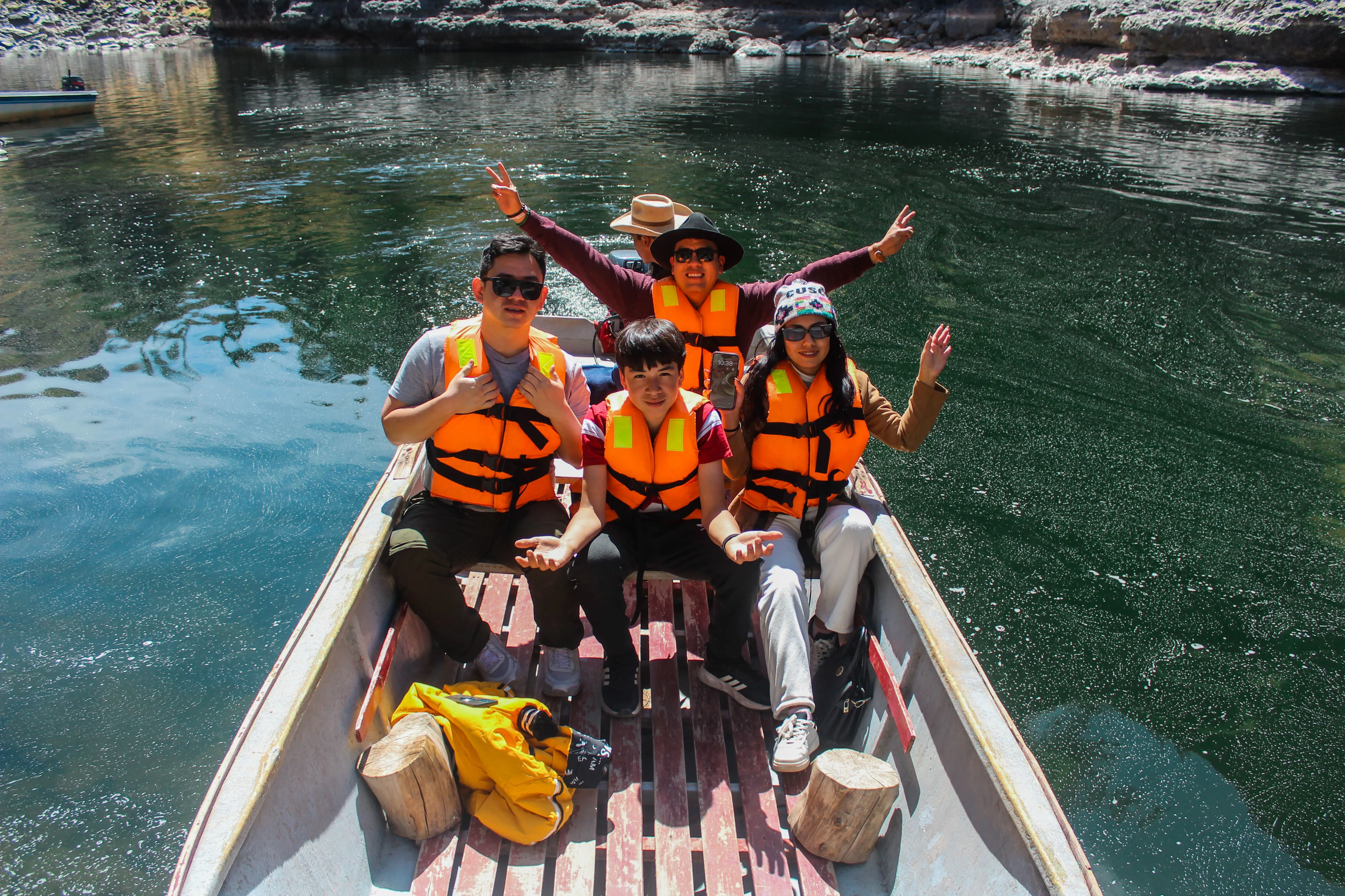 Un grupo de personas en un bote